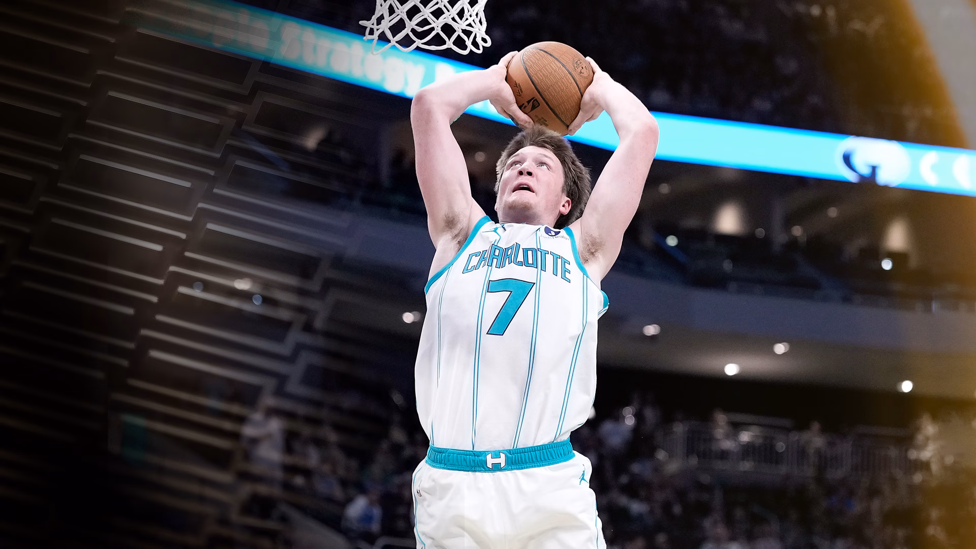 Hornets guard Kon Knueppel throwing down a dunk midgame.